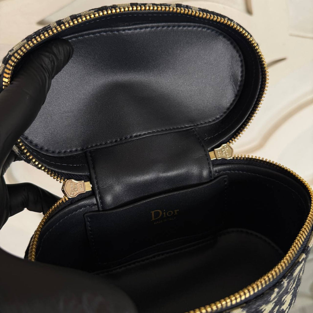 Christian Dior Mini Vanity Bag

17x11.5 cm
910983 ⭐️
