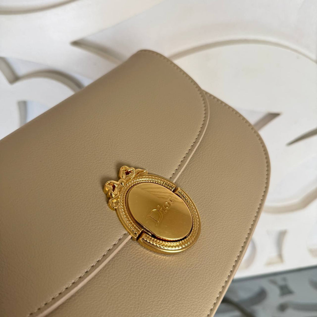 Christian Dior Medallion Flap Bag Medium

23.5x16.5 cm 
910937 ⭐️