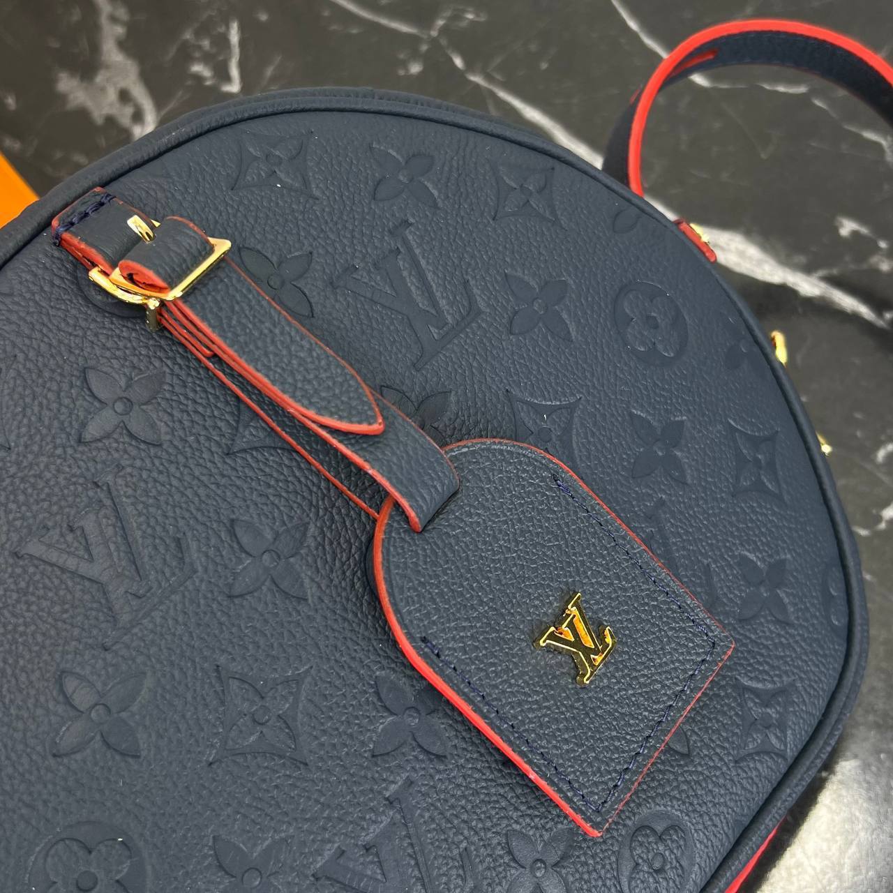 Louis Vuitton Boite Chapeau Bag 

705.2