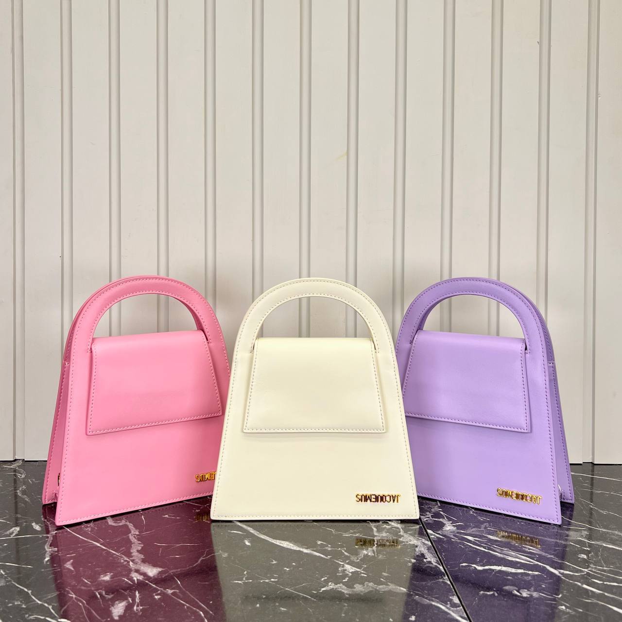 Jacquemus Le Sac A L'envers Bag

22x26 cm 
5736-4