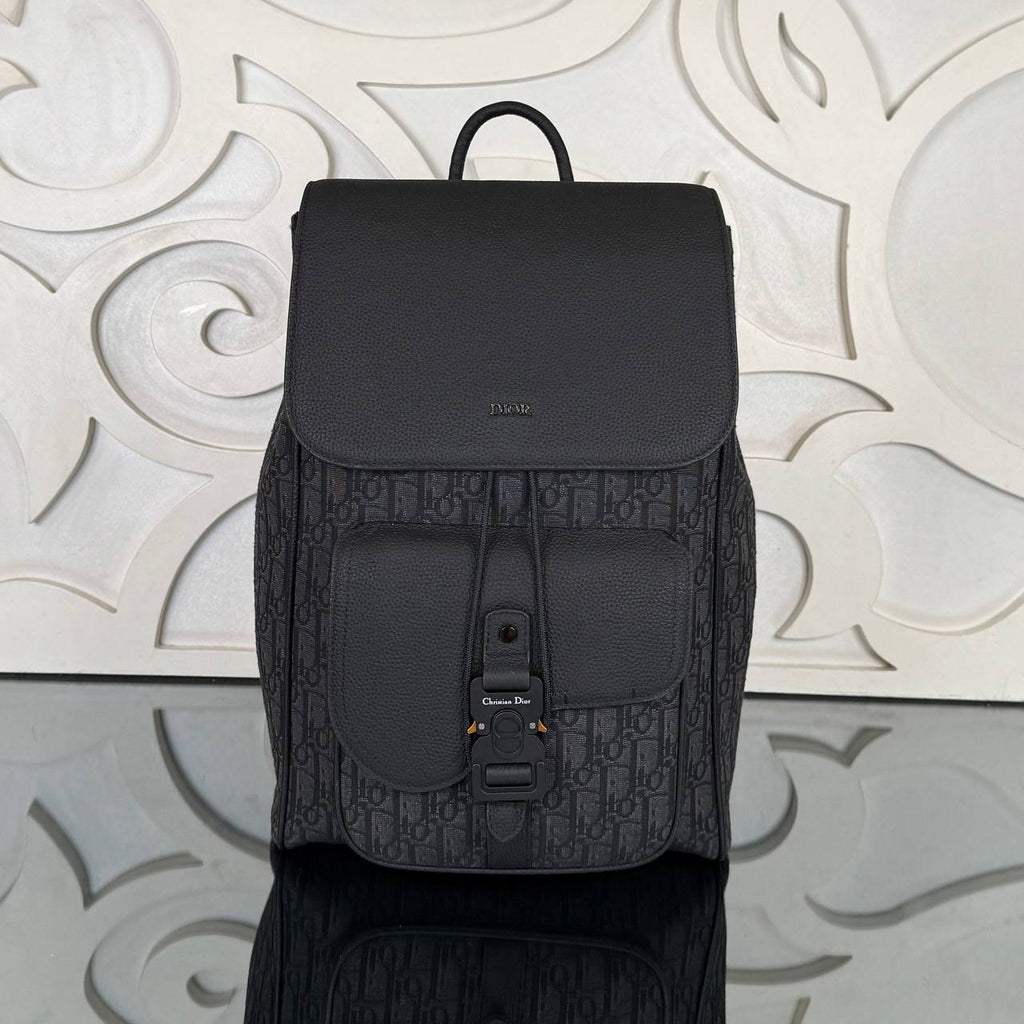 Christian Dior Saddle Backpack with Flap in Oblique Jacquard

32x42 cm
910929 ⭐️