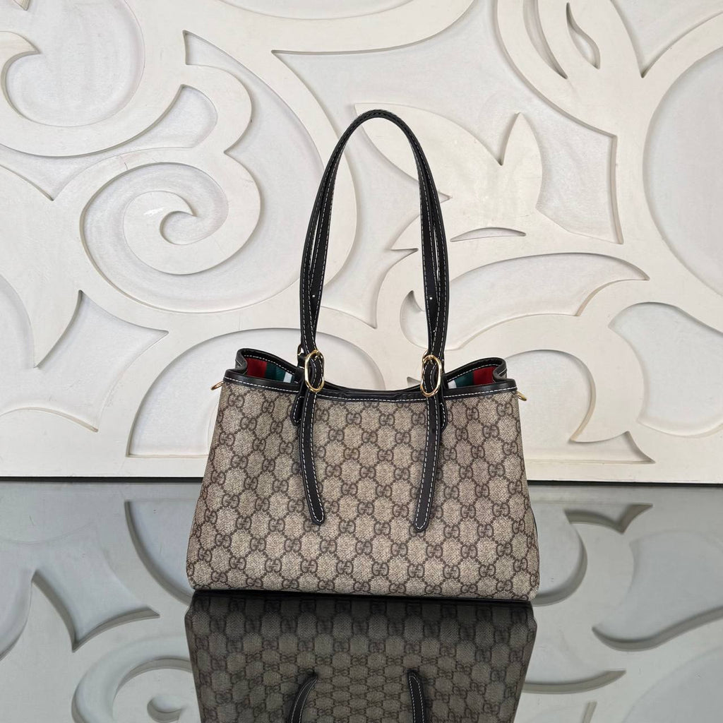 Gucci Emblem Small Tote Bag

28x18 cm 
210164 ⭐️