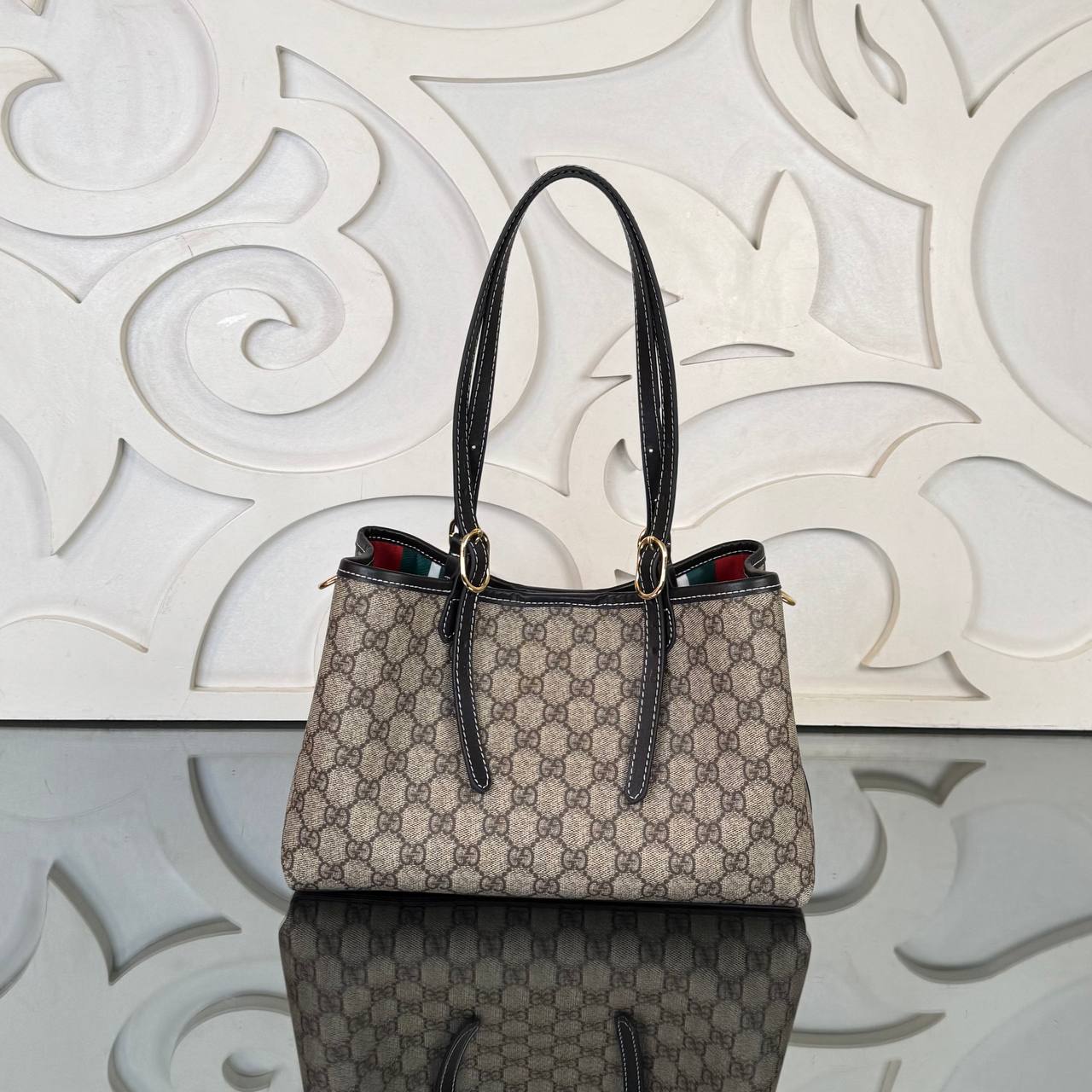 Gucci Emblem Small Tote Bag

28x18 cm 
210164 ⭐️