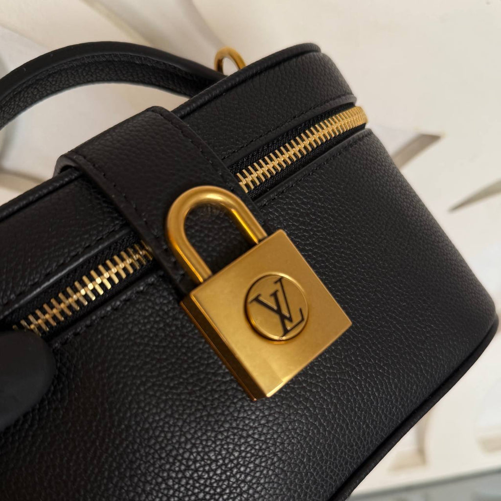 Louis Vuitton Low Key Vanity Pouch

910633 ⭐️