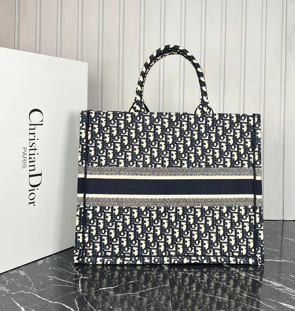 Christian Dior Book Tote Big

42x36 cm 
5656-2