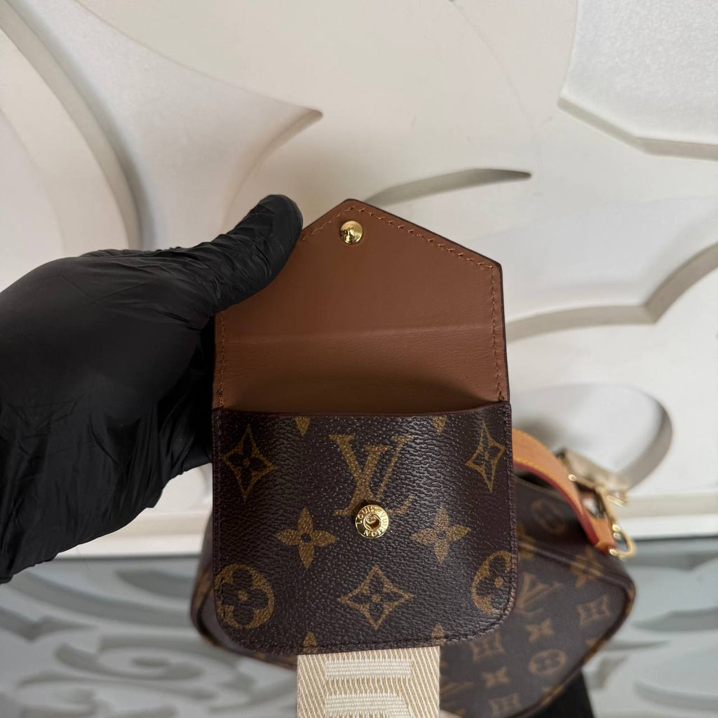 Louis Vuitton Utility Crossbody Bag 

210079 ⭐️