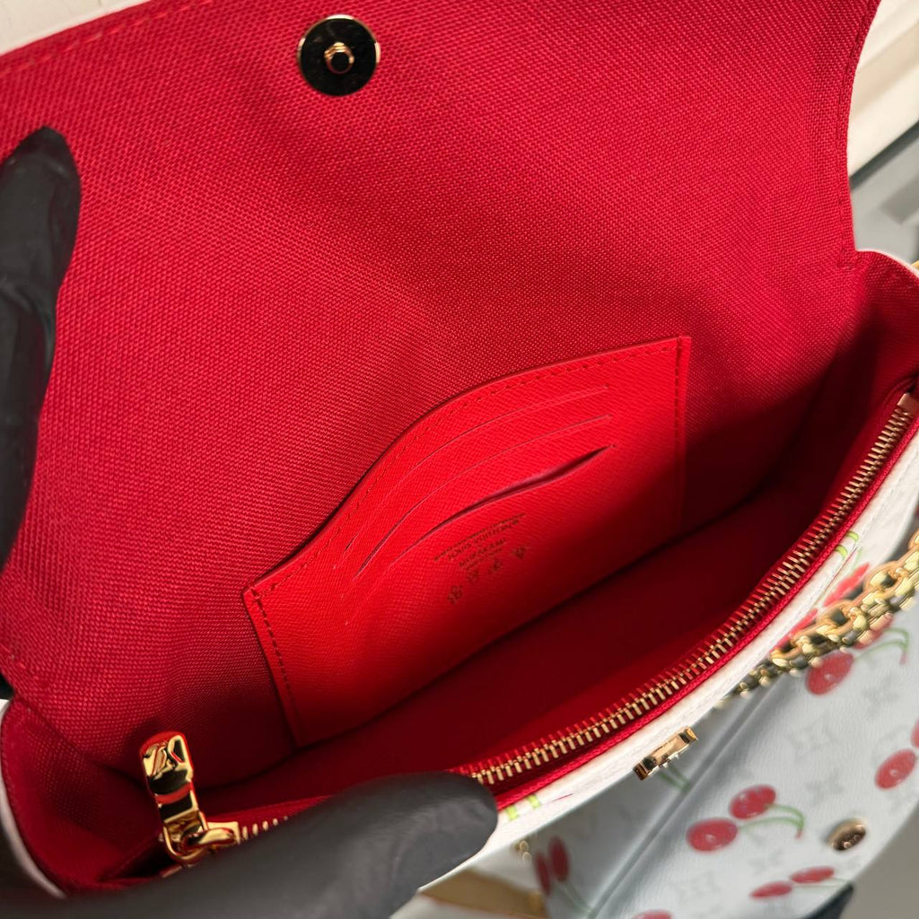 Louis Vuitton LV x TM Wallet on Chain Lily 

910093 ⭐️