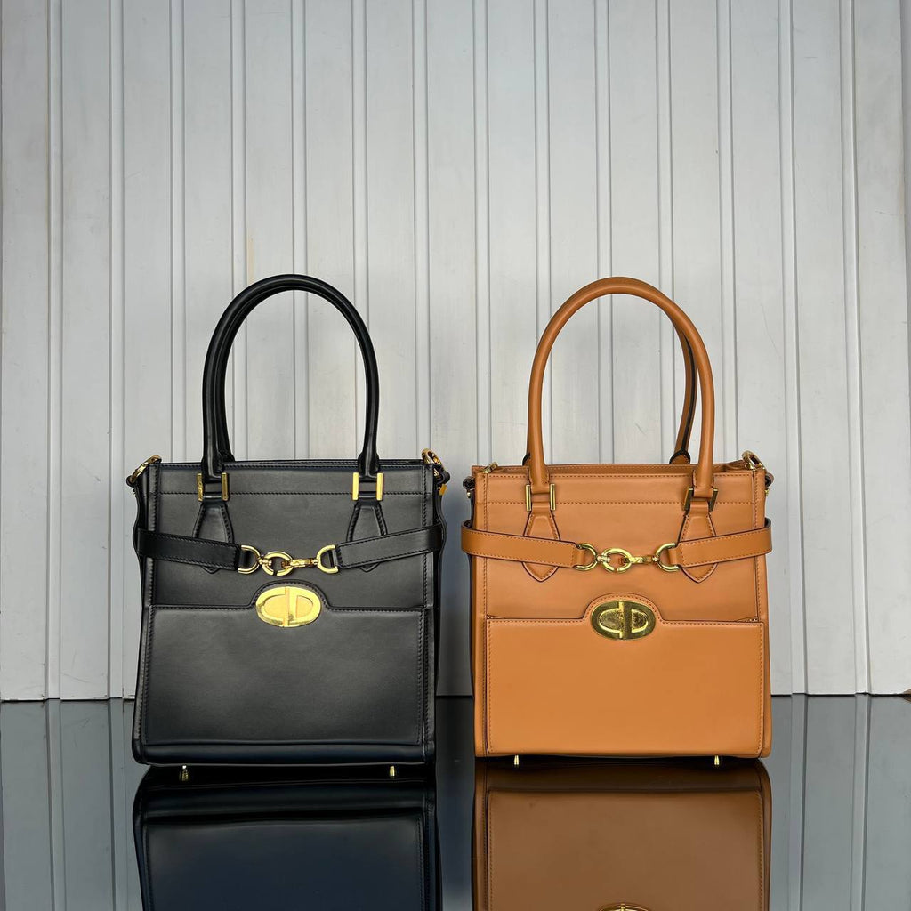 Christian Dior Square Tote Bag Medium

24x24 cm 
5855 ⭐️