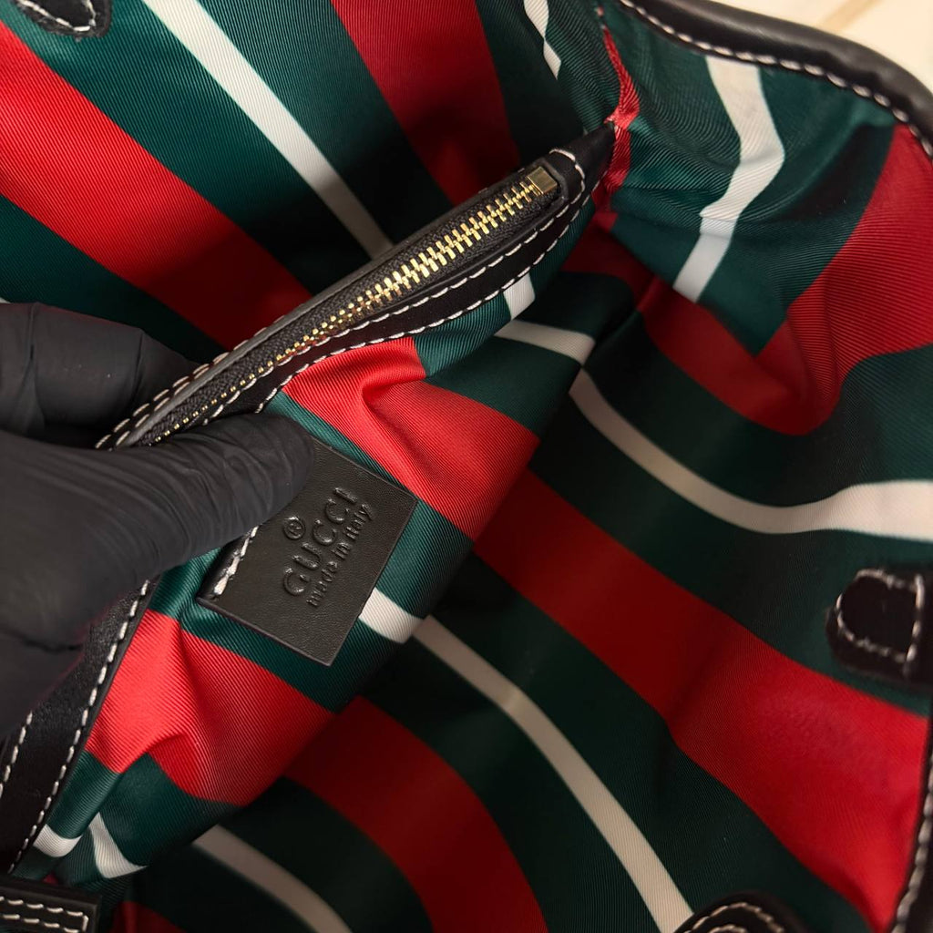 Gucci Emblem Small Tote Bag

28x18 cm 
210164 ⭐️