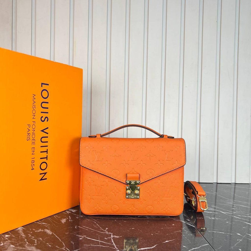 Louis Vuitton Pochette Metis 
Για επιλογή χρωματισμού παρακαλώ τηλεφωνική επικοινωνία 
5372 ⭐️