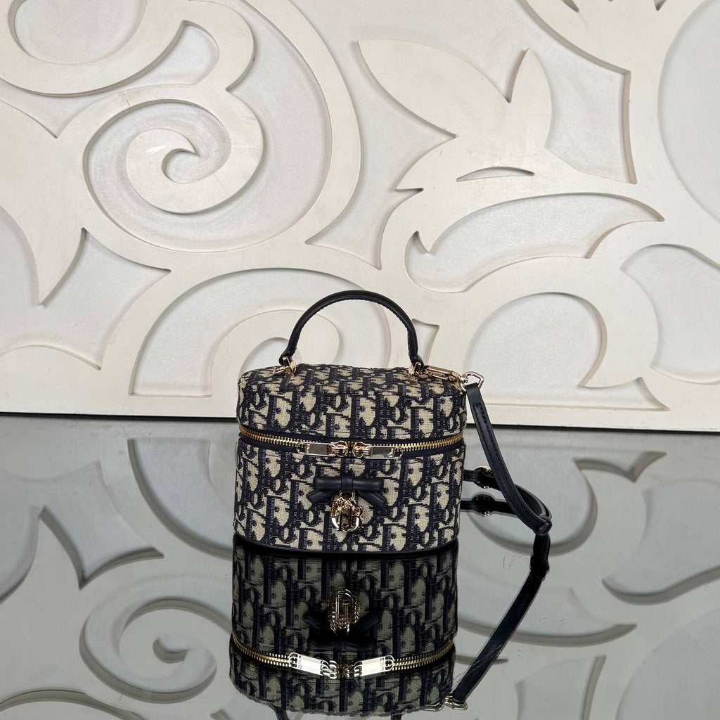 Christian Dior Mini Vanity Bag

17x11.5 cm
910983 ⭐️