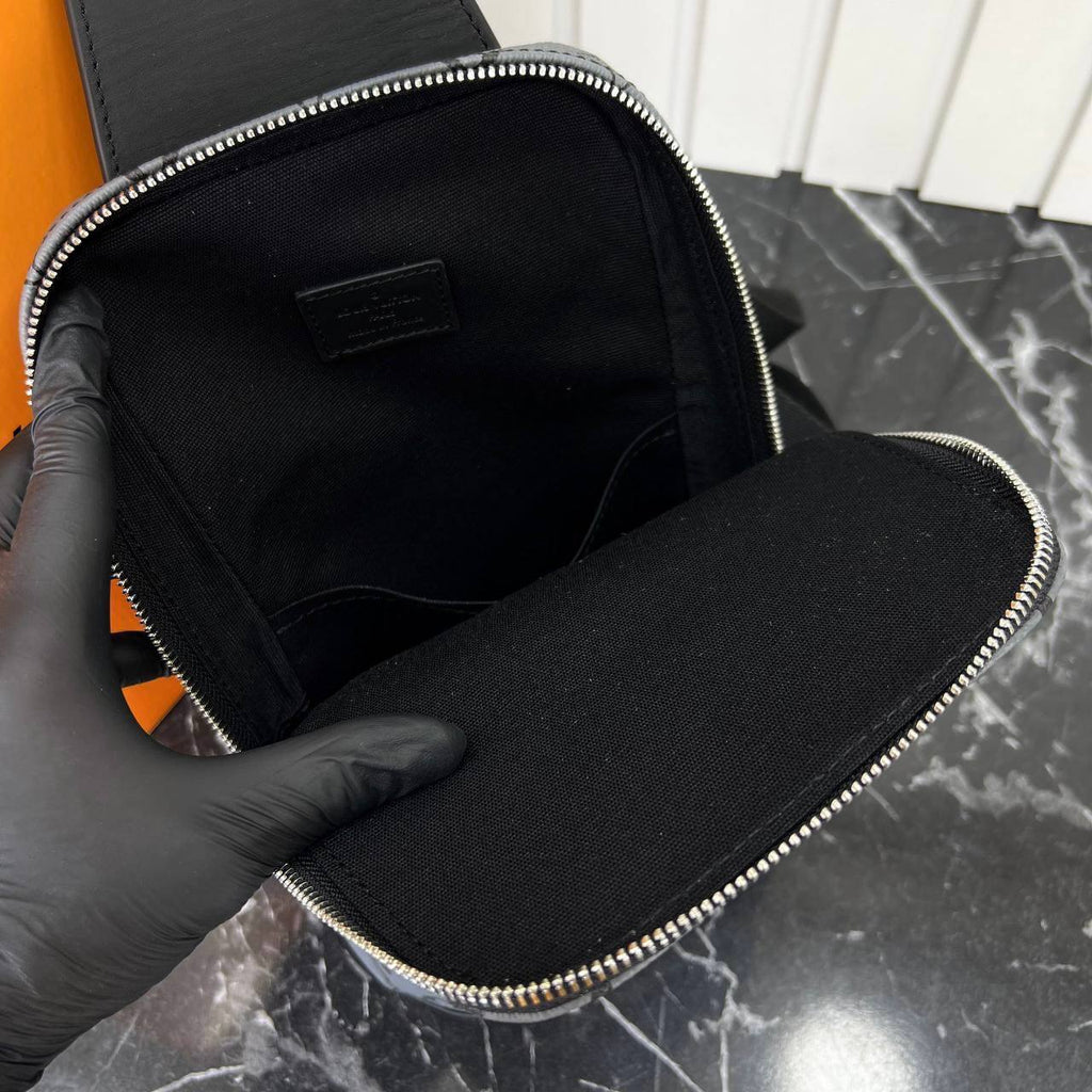 Louis Vuitton Avenue Sling Bag 

642-3