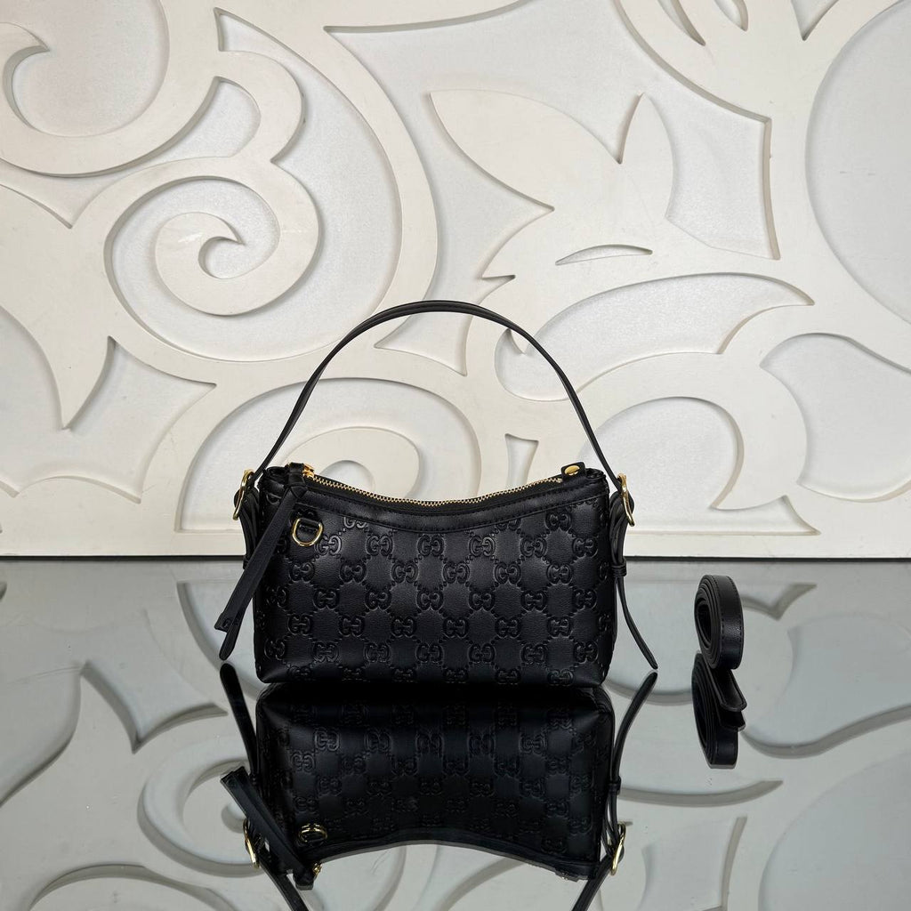 Gucci Emblem Small Handbag

23x12 cm 
910375 ⭐️