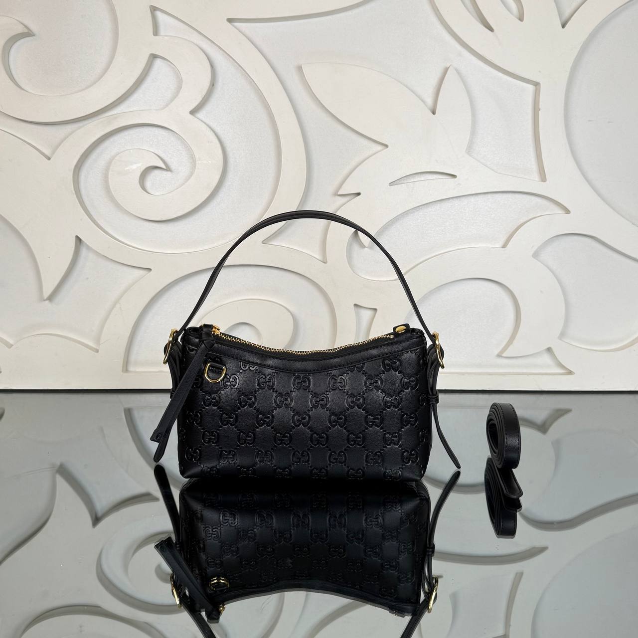 Gucci Emblem Small Handbag

23x12 cm 
910375 ⭐️