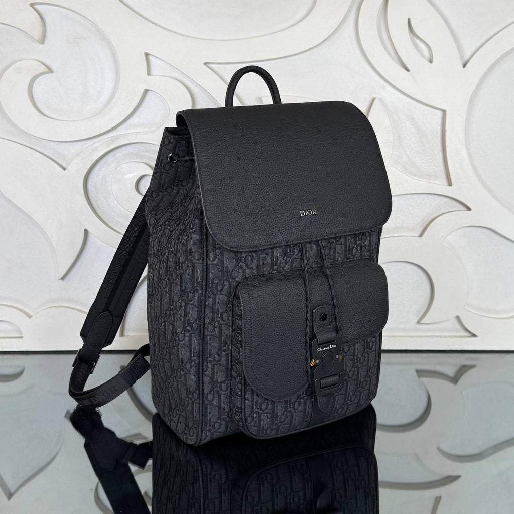Christian Dior Saddle Backpack with Flap in Oblique Jacquard

32x42 cm
910929 ⭐️