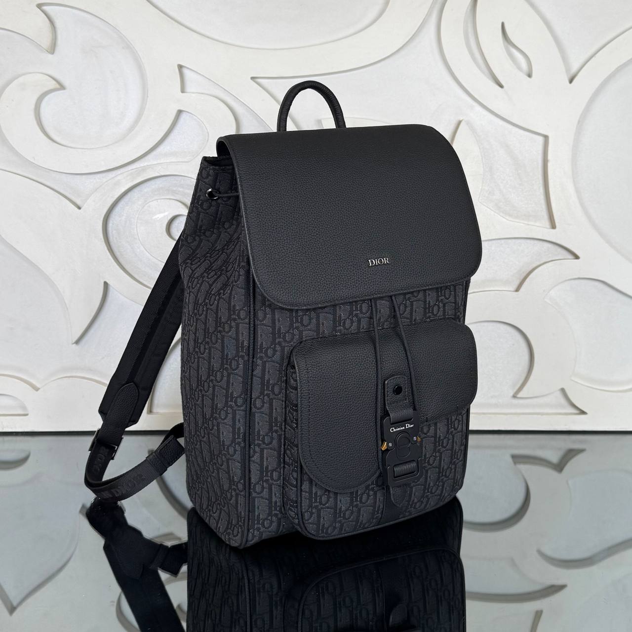 Christian Dior Saddle Backpack with Flap in Oblique Jacquard

32x42 cm
910929 ⭐️