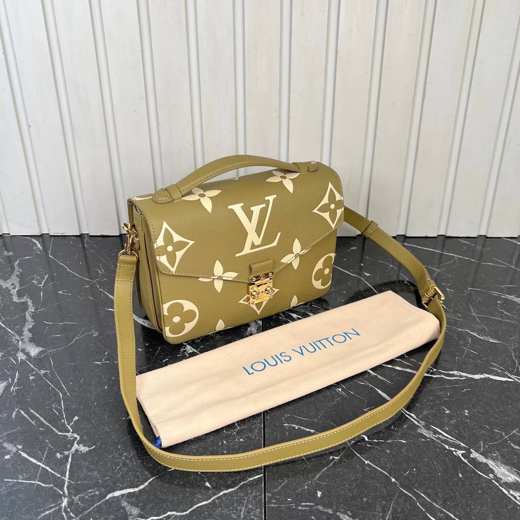 Louis Vuitton Pochette Metis  

5372-2 ⭐️