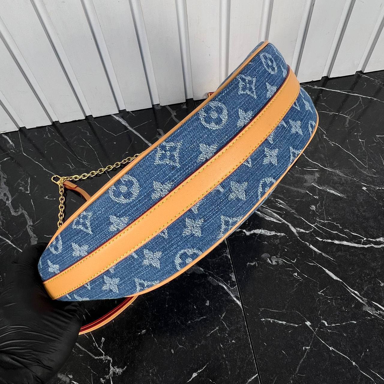 Louis Vuitton Loop Hobo Denim Bag
5837-20