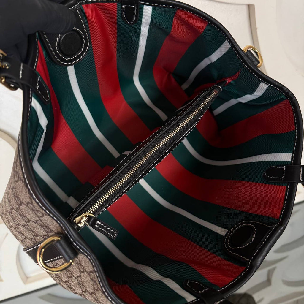 Gucci Emblem Small Tote Bag

28x18 cm 
210164 ⭐️
