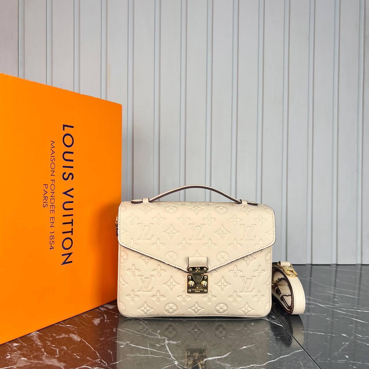 Louis Vuitton Pochette Metis 
Για επιλογή χρωματισμού παρακαλώ τηλεφωνική επικοινωνία 
5372 ⭐️