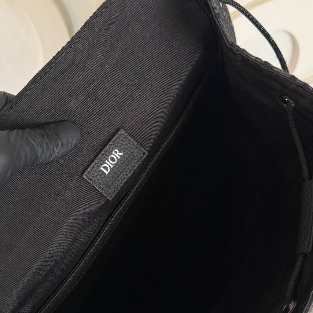 Christian Dior Saddle Backpack with Flap in Oblique Jacquard

32x42 cm
910929 ⭐️