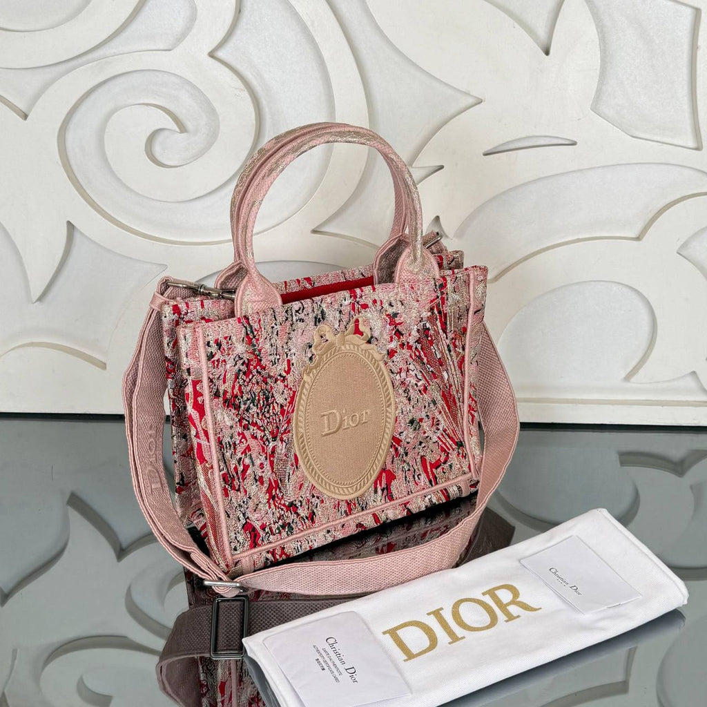 Christian Dior Book Tote Mini

27x21 cm 
910973 ⭐️