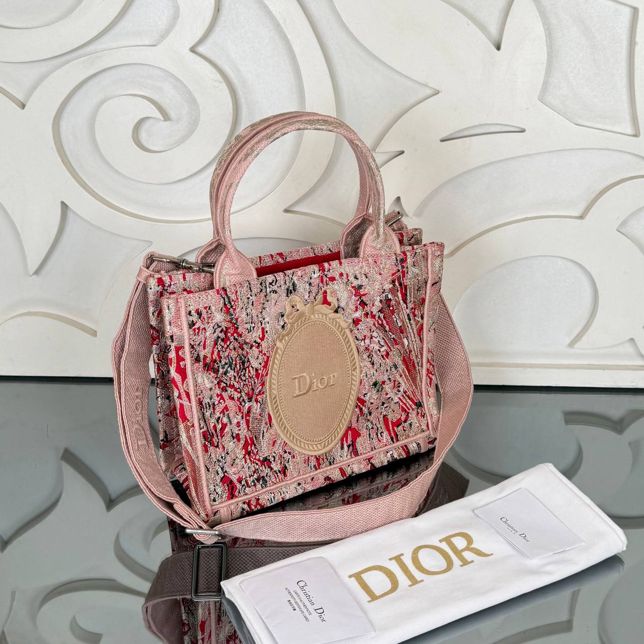 Christian Dior Book Tote Mini

27x21 cm 
910973 ⭐️