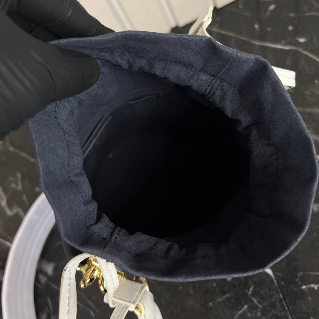 Christian Dior Vibe Bucket Bag 

14x18 cm
6954