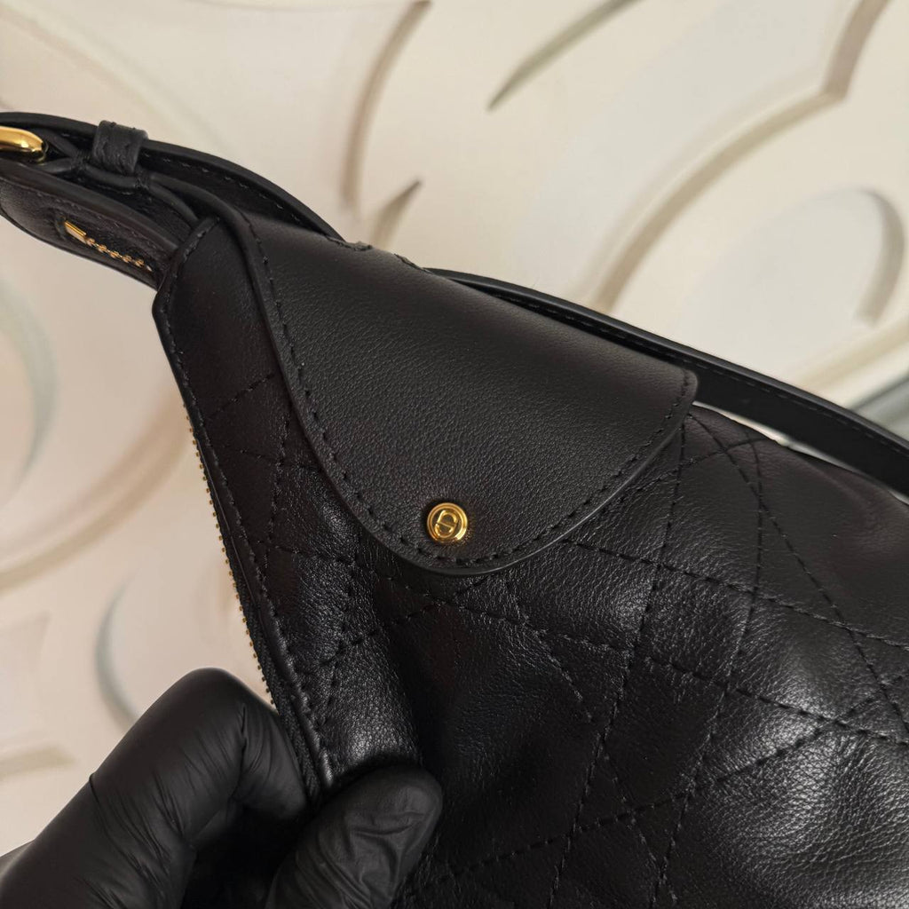 Christian Dior Voyage Bag Medium

30x18 cm 
910379 ⭐️