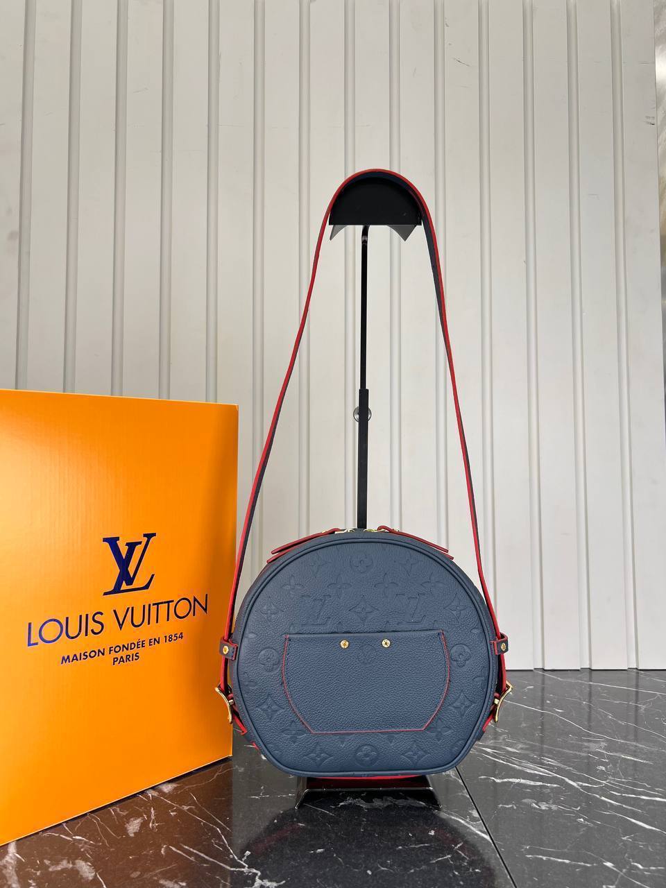 Louis Vuitton Boite Chapeau Bag 

705.2