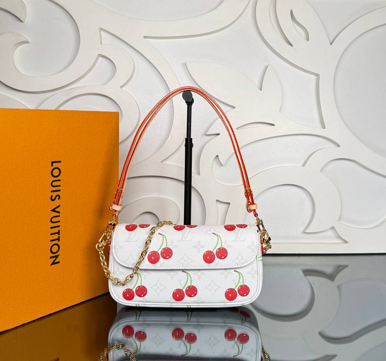Louis Vuitton LV x TM Wallet on Chain Lily 

910093 ⭐️