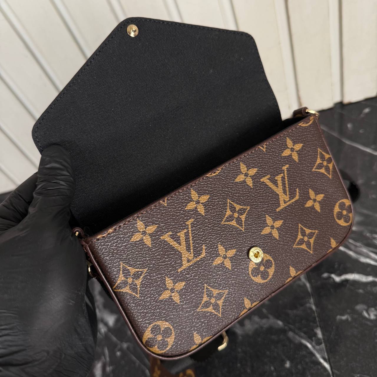 Louis Vuitton Felicie Strap & Go Wallet 

5654