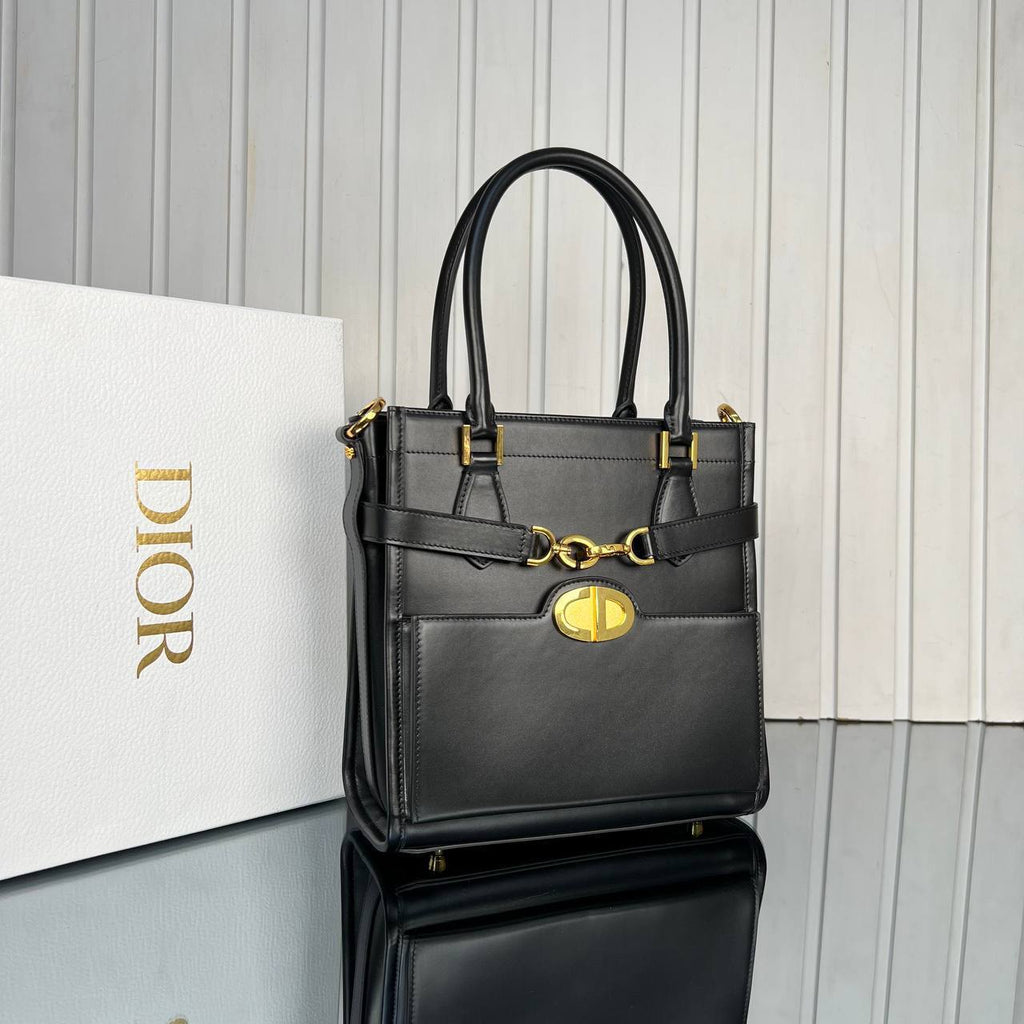 Christian Dior Square Tote Bag Medium

24x24 cm 
5855 ⭐️