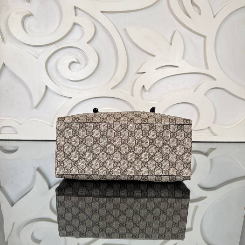 Gucci Emblem Small Tote Bag

28x18 cm 
210164 ⭐️