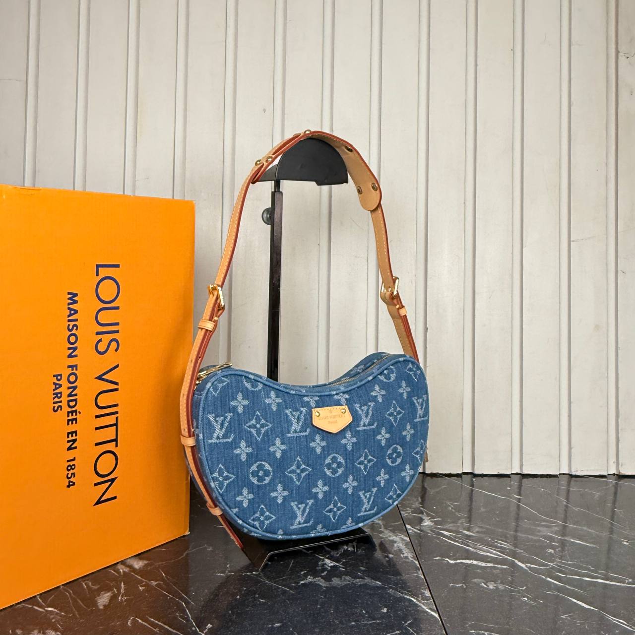 Louis Vuitton Croissant Denim

5785-19