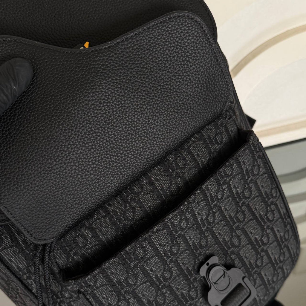 Christian Dior Saddle Backpack with Flap in Oblique Jacquard

32x42 cm
910929 ⭐️