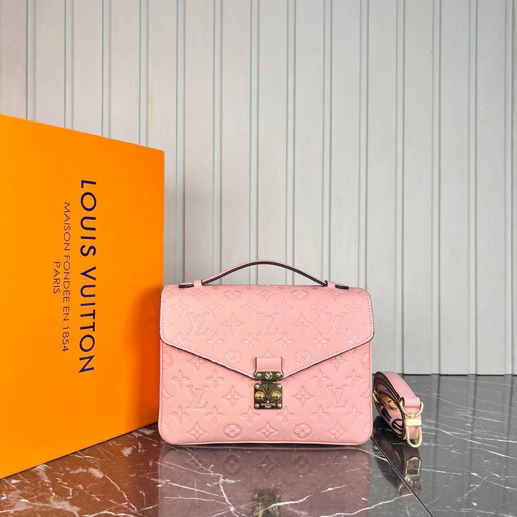 Louis Vuitton Pochette Metis 
Για επιλογή χρωματισμού παρακαλώ τηλεφωνική επικοινωνία 
5372 ⭐️