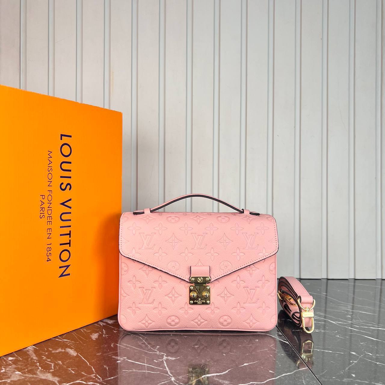 Louis Vuitton Pochette Metis 
Για επιλογή χρωματισμού παρακαλώ τηλεφωνική επικοινωνία 
5372 ⭐️