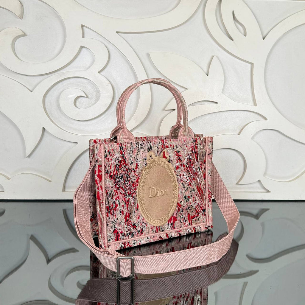 Christian Dior Book Tote Mini

27x21 cm 
910973 ⭐️