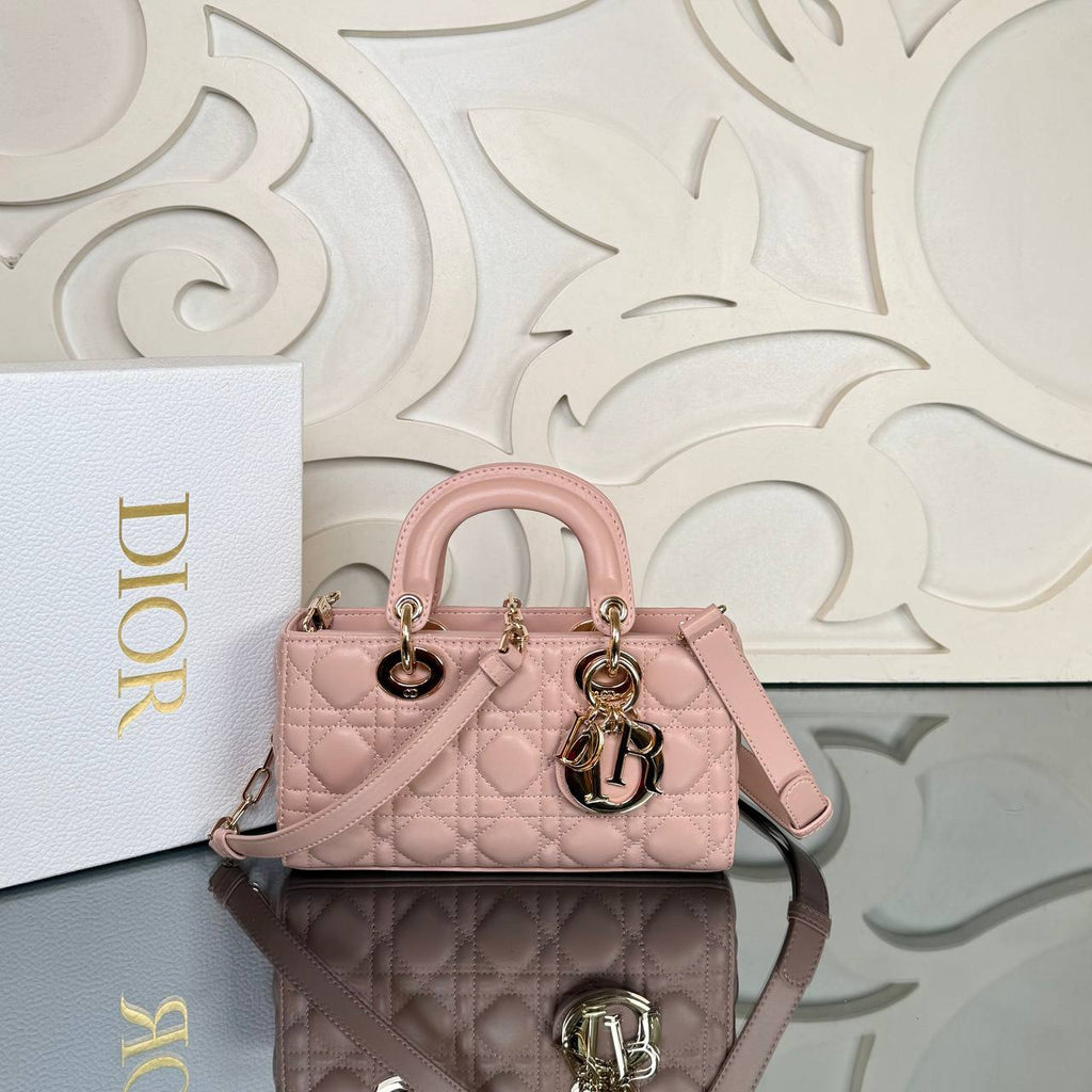 Christian Dior D-Joy Medium Bag

22x12 cm 
910517 ⭐️