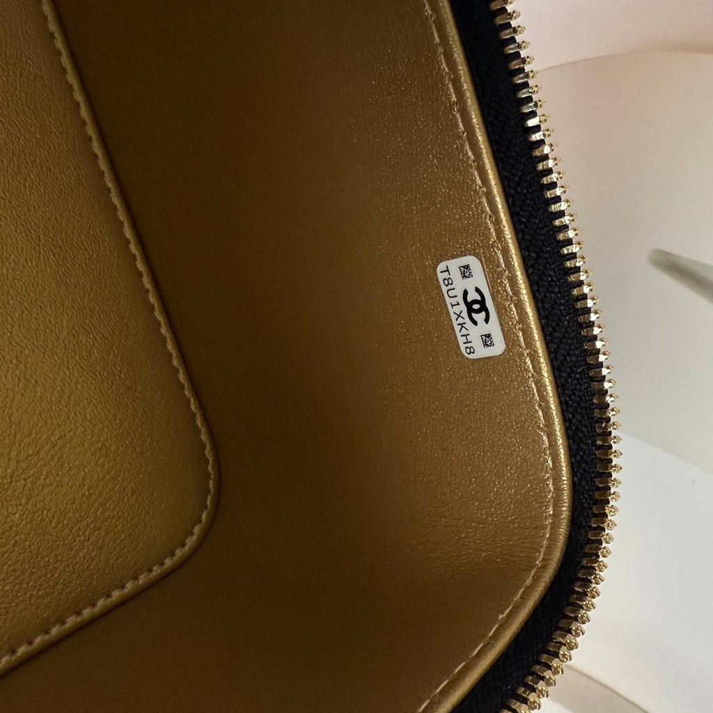 Chanel Small Vanity Bag with Goldball Hardware

16x10 cm
910218 ⭐️