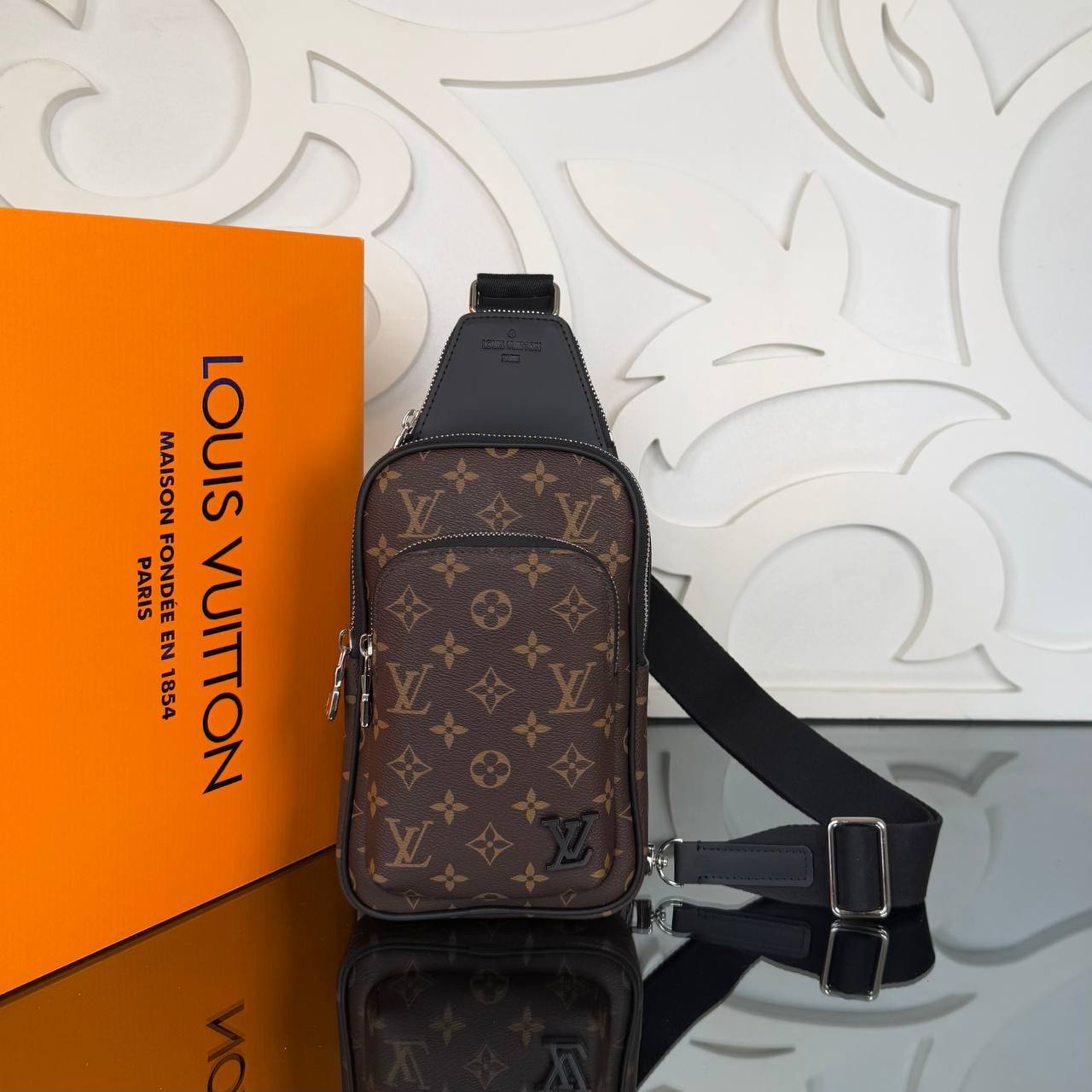 Louis Vuitton Avenue Sling Bag Small

⭐️