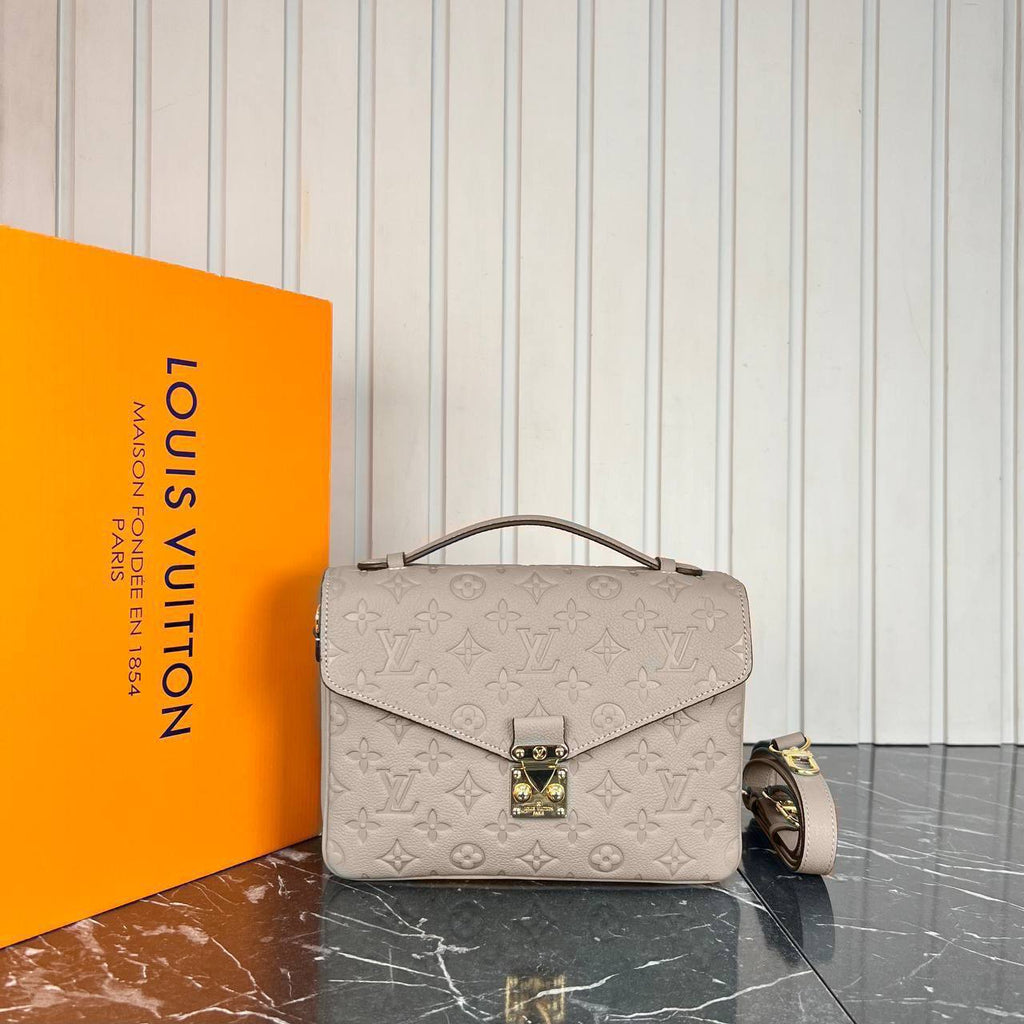 Louis Vuitton Pochette Metis 
Για επιλογή χρωματισμού παρακαλώ τηλεφωνική επικοινωνία 
5372 ⭐️