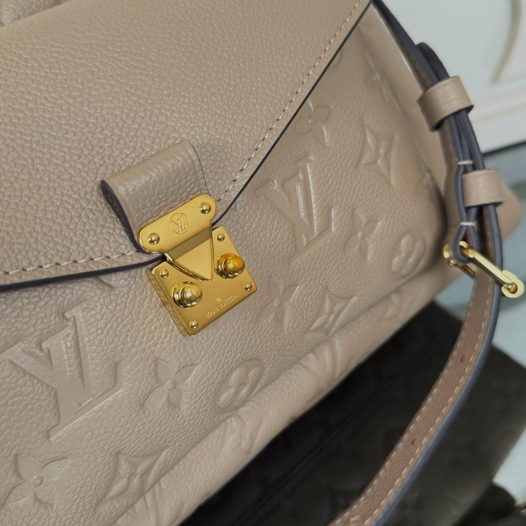 Louis Vuitton Hobo Metis

910619 ⭐️