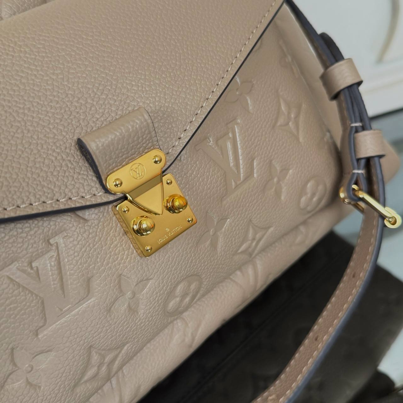 Louis Vuitton Hobo Metis

910619 ⭐️