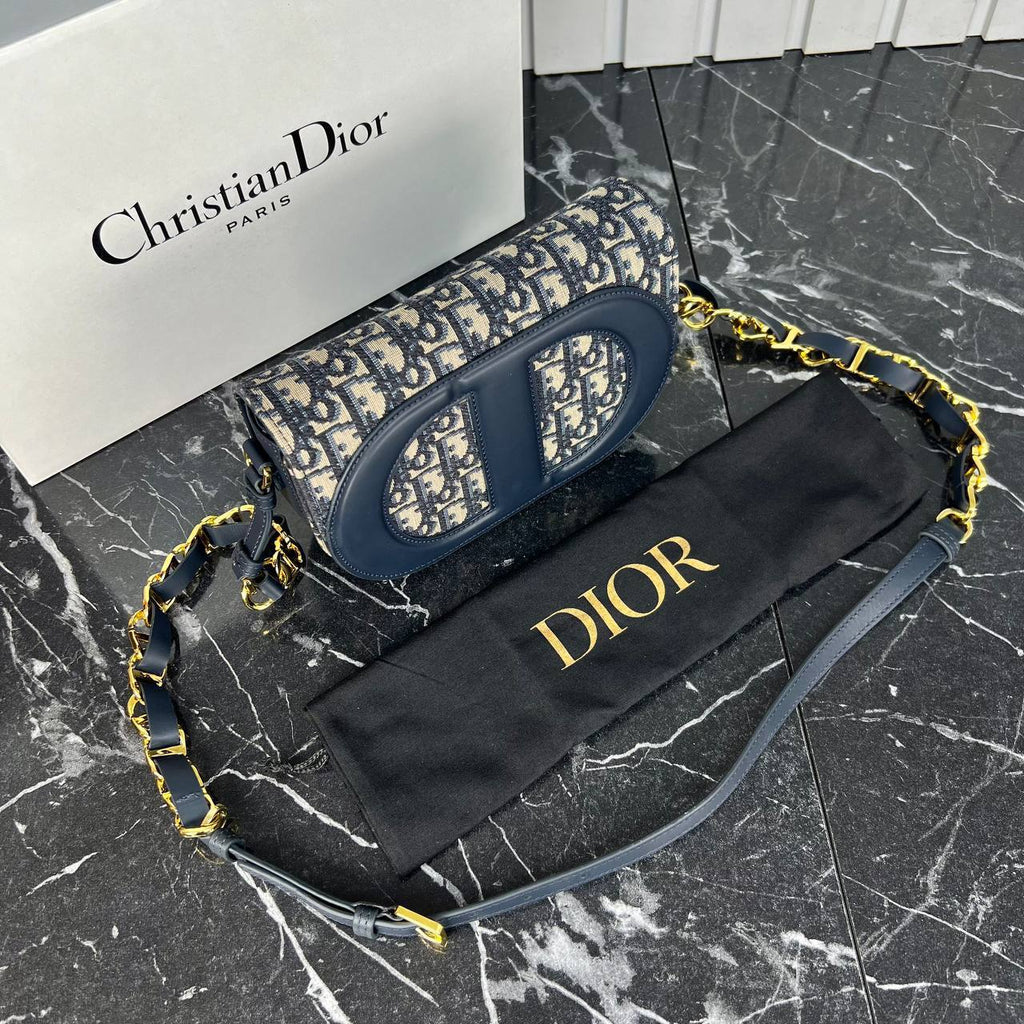 Christian Dior Signature Bag

24x14cm 
5686-1 ⭐️