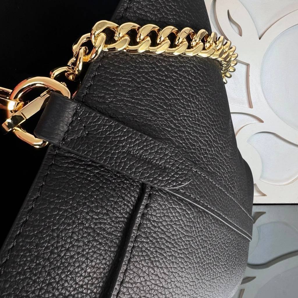 Louis Vuitton Lock and Walk 

22x20 cm 
5806-1 / 5838-3 ⭐️