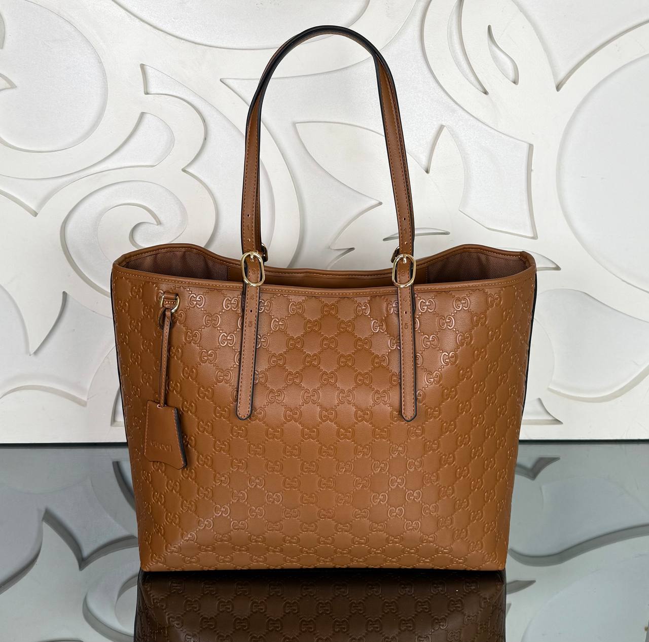Gucci Emblem Large Tote Bag

37x33 cm 
910376 ⭐️