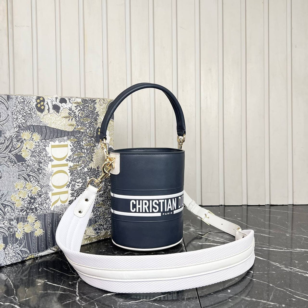 Christian Dior Vibe Bucket Bag 

14x18 cm
6954