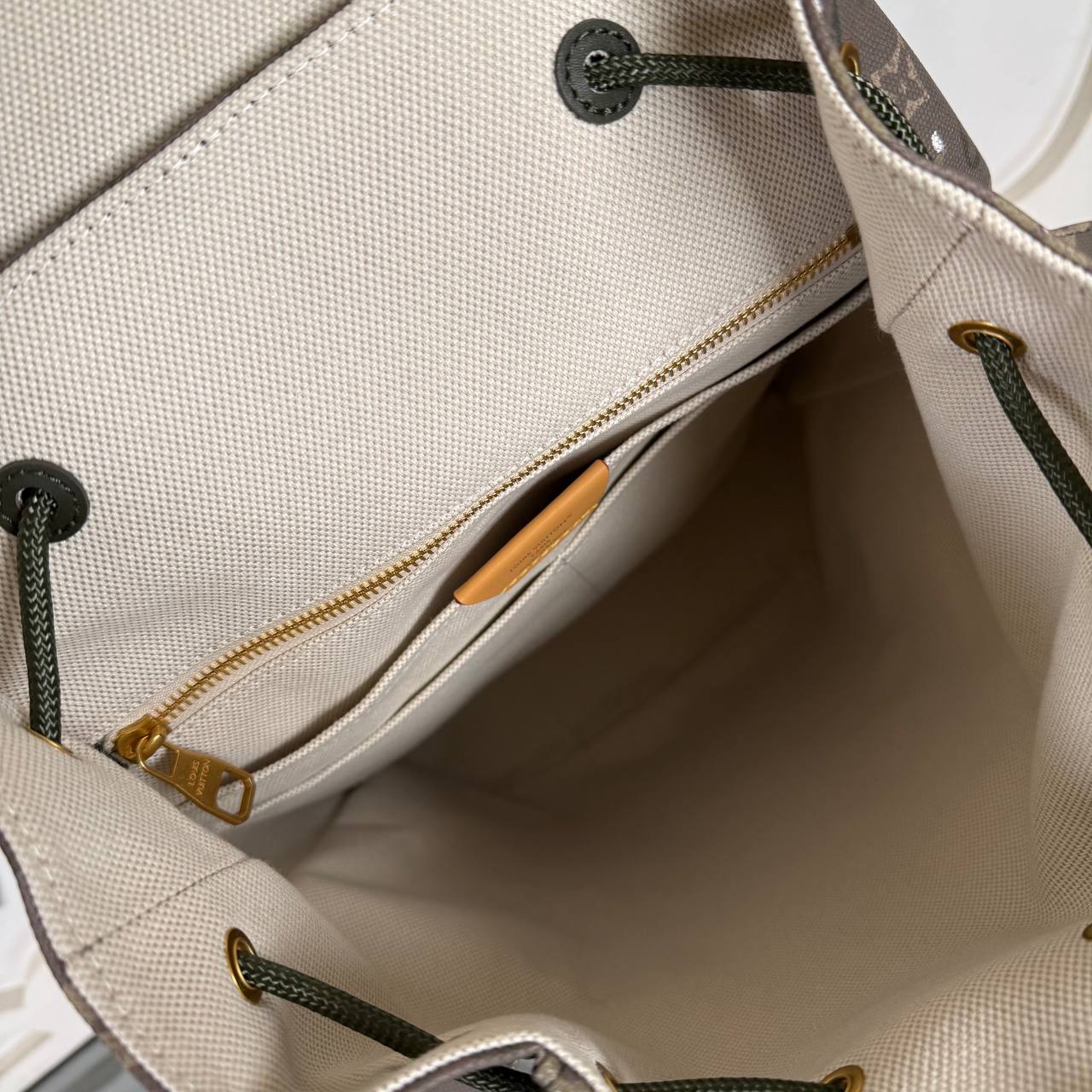 Louis Vuitton Christopher Backpack MM

910471 ⭐️